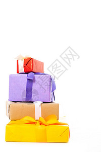 白色背景上孤立的一堆彩色礼品盒背景图片