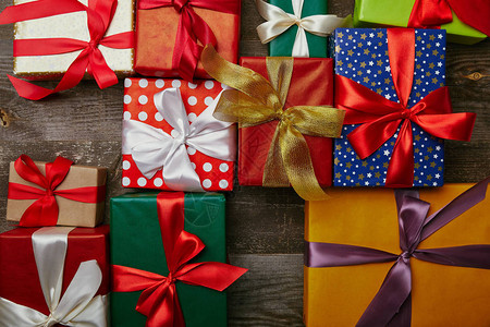 平铺着圣诞礼物用不同的包装纸包裹着图片
