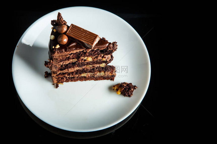 最上方的一幅美味巧克力蛋糕图片