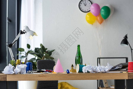 派对装饰品一瓶香槟和办公室里的气球图片