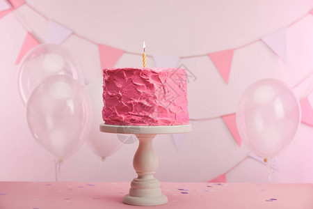 粉红美味的生日蛋糕图片