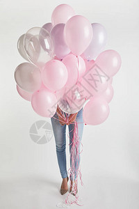 带着粉色空气球与白色隔绝的图片