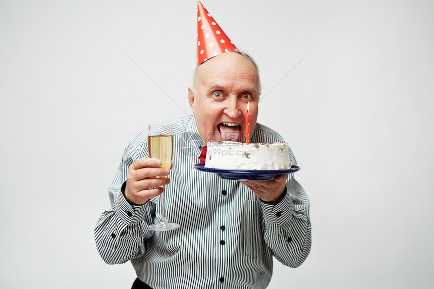 有生日蛋糕和香槟长笛的老人图片