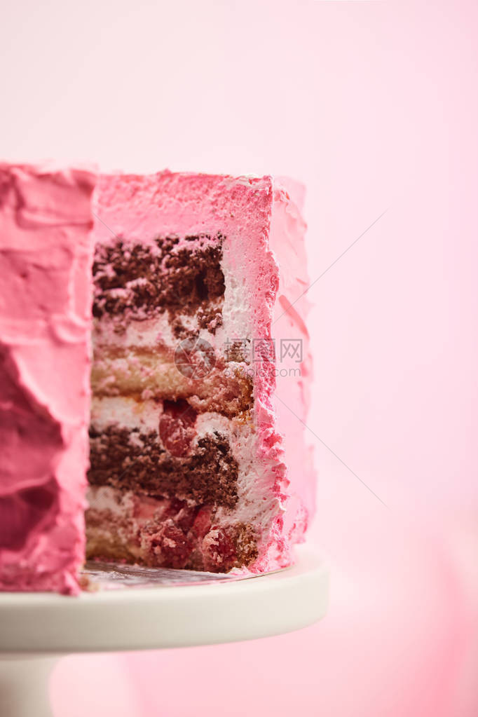 粉红色蛋糕摊上切粉图片