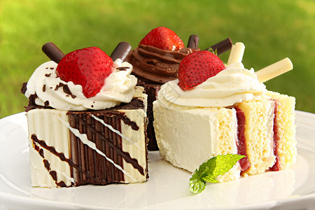 夏日巧克力草莓甜点蛋糕图片