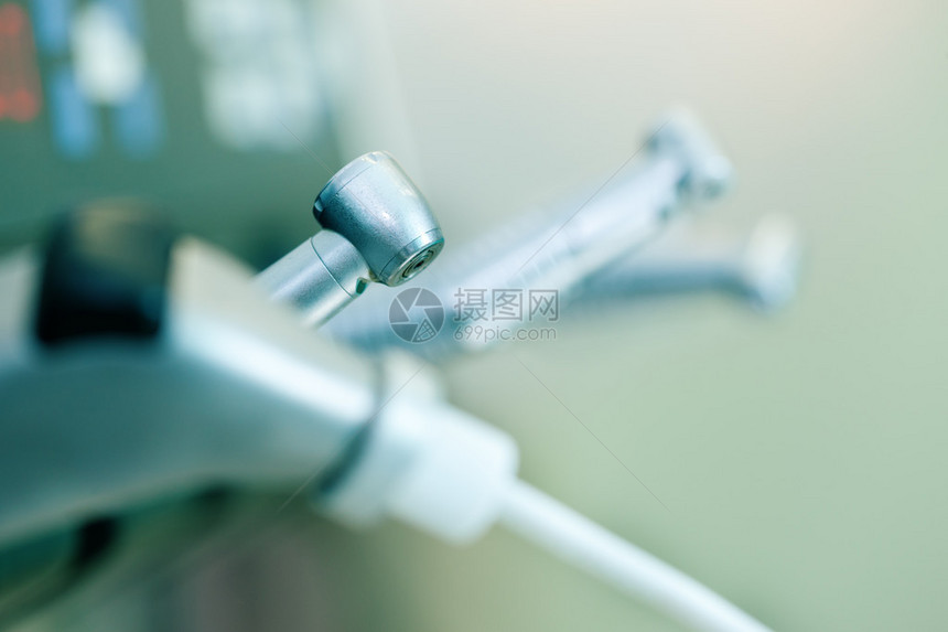 等待在手术中使用的牙医图片