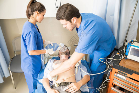 几位医生在医院急诊室做心肺复苏手术图片