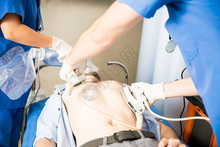 急诊医疗队用除颤器对住院严重男患者进行心图片