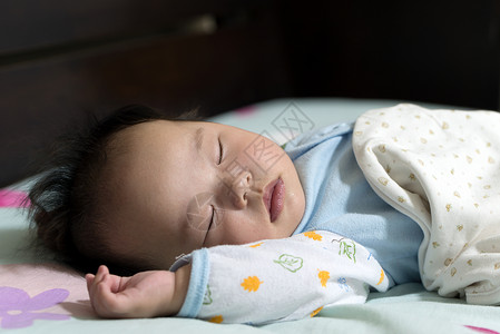 亚洲小男婴睡得很安详图片