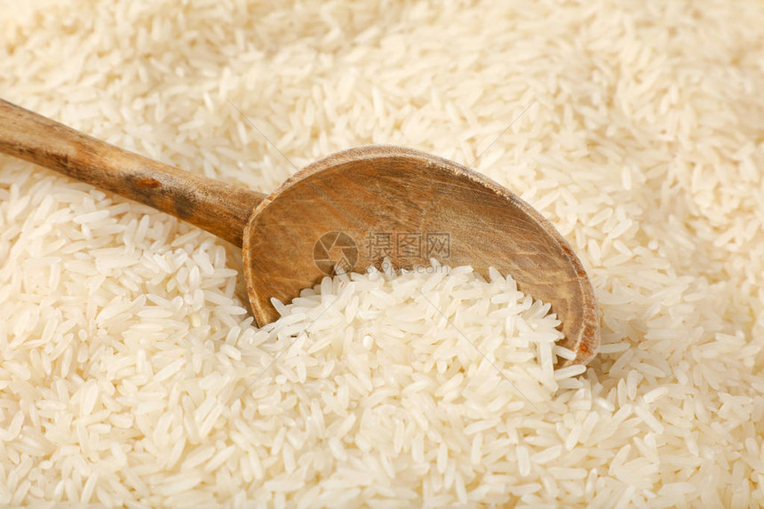 以米饭为背景的白勺子白图片