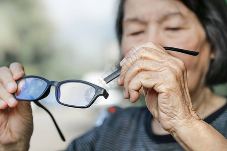 年长的亚洲老年妇女图片