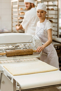 女面包师在烘烤生产中使用工业面图片