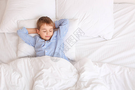 睡在床上的可爱小男孩图片