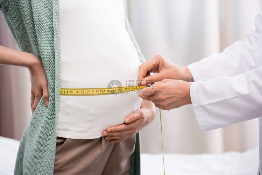 检查孕妇在医院腹部的医生的部图片
