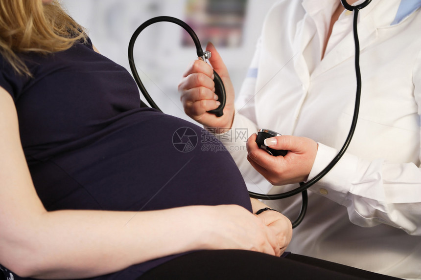 孕妇的血压由医生检查孕图片