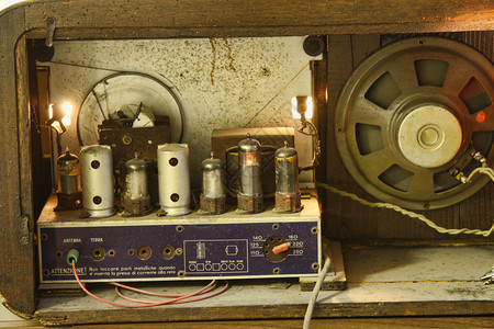 打开的老式收音机的后视图图片