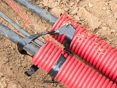 HDPE和保护管中的电线金属和光纤电缆线路的建设图片