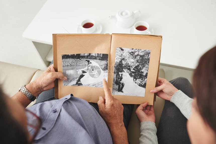 老人向孙女展示旧结婚照图片