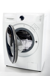 有白色衣服的开放式洗衣机背景图片