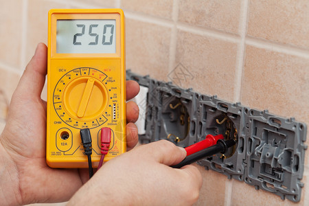 电工手用万表测量部分安装的墙壁固定装置中图片