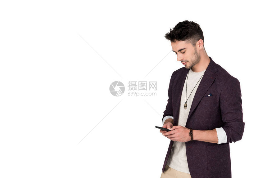 时尚英俊的年轻男子使用智能手机图片