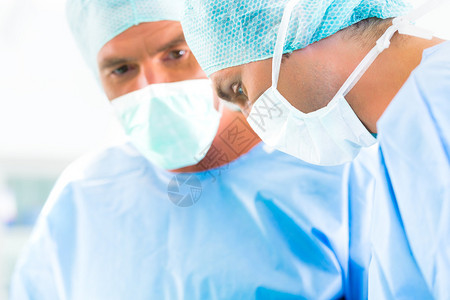 手术室中的手术团队或为患者进行手术的诊所的手术室背景图片