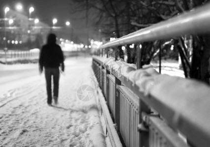 冬季晚上在城市里行走的动作模糊的人照图片