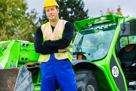 建筑工人或司机站在建筑工地的建图片