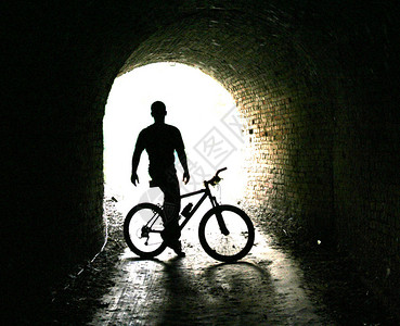 隧道的车轮廓背景图片