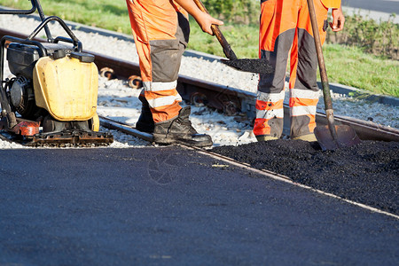 道路建设中的工人图片