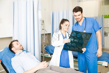 两名医生分析一名病人在急诊室看诊期间的图片