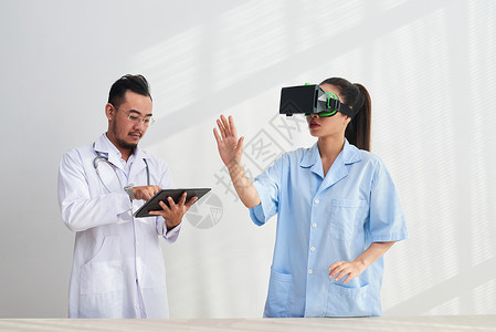 医疗队尝试新的虚拟现实应用软图片