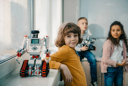 可爱的小男孩小男孩与didy机器人图片