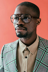 时尚的非洲男子画肖像在红背景图片