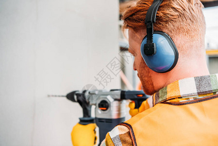 使用建筑工地电钻减少耳机噪音的自信心建设器图片