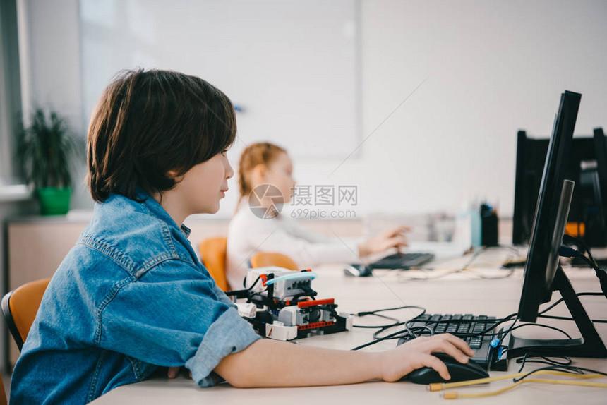 青少年儿童在机械班干教育概念上一图片