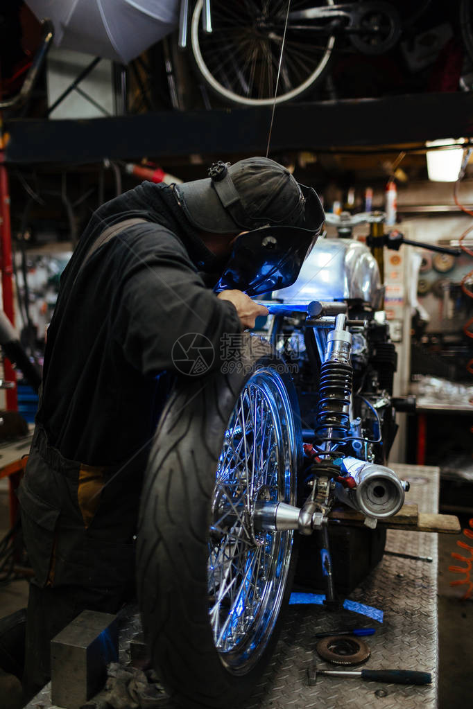 专业自定制机修理工在车间焊接自行车的金属图片