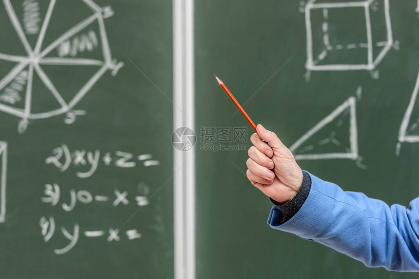 高教授用铅笔在黑板上指着某件东图片