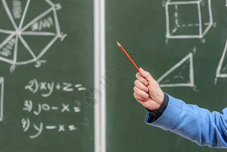 高教授用铅笔在黑板上指着某件东背景图片