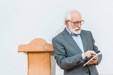 高级讲师使用平板电脑隔离在白色图片
