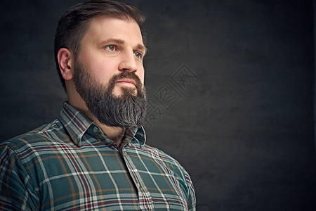 身着灰色面纱衬衫的中年大胡子男背景图片