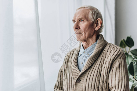 心智失常的退休老人图片