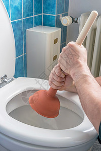 使用柱塞的水管工疏通家用厕所图片