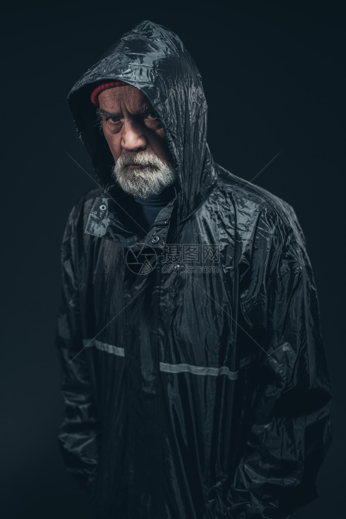 身穿黑色雨衣的高级大胡子男中半身图片