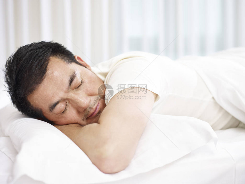 亚洲人躺在床上睡觉图片