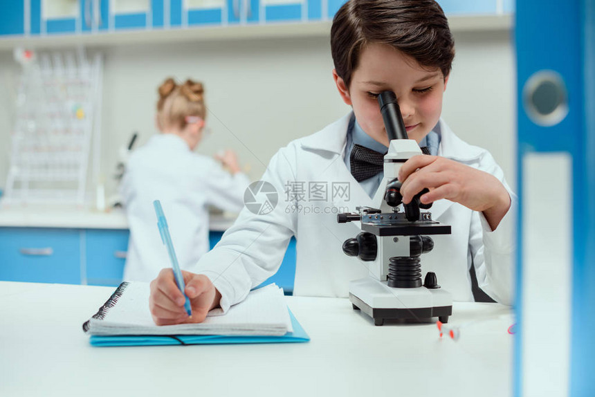 科学实验室有显微镜和复印本的中小学生科学实图片