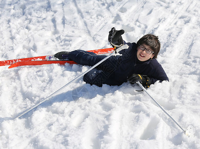 冬天在山上滑雪后小男孩倒下求图片