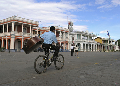 骑自行车的男孩格拉纳达尼加拉瓜图片