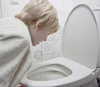 小男孩在厕所呕吐患有肠胃流感图片