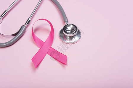 粉色丝带乳腺癌和粉红色背景的听诊器图片